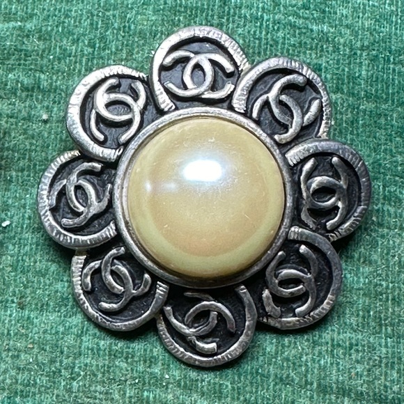 Vintage CHANEL Pearl Flower Earrings Silver Tone Made in France - Picture 8 of 8